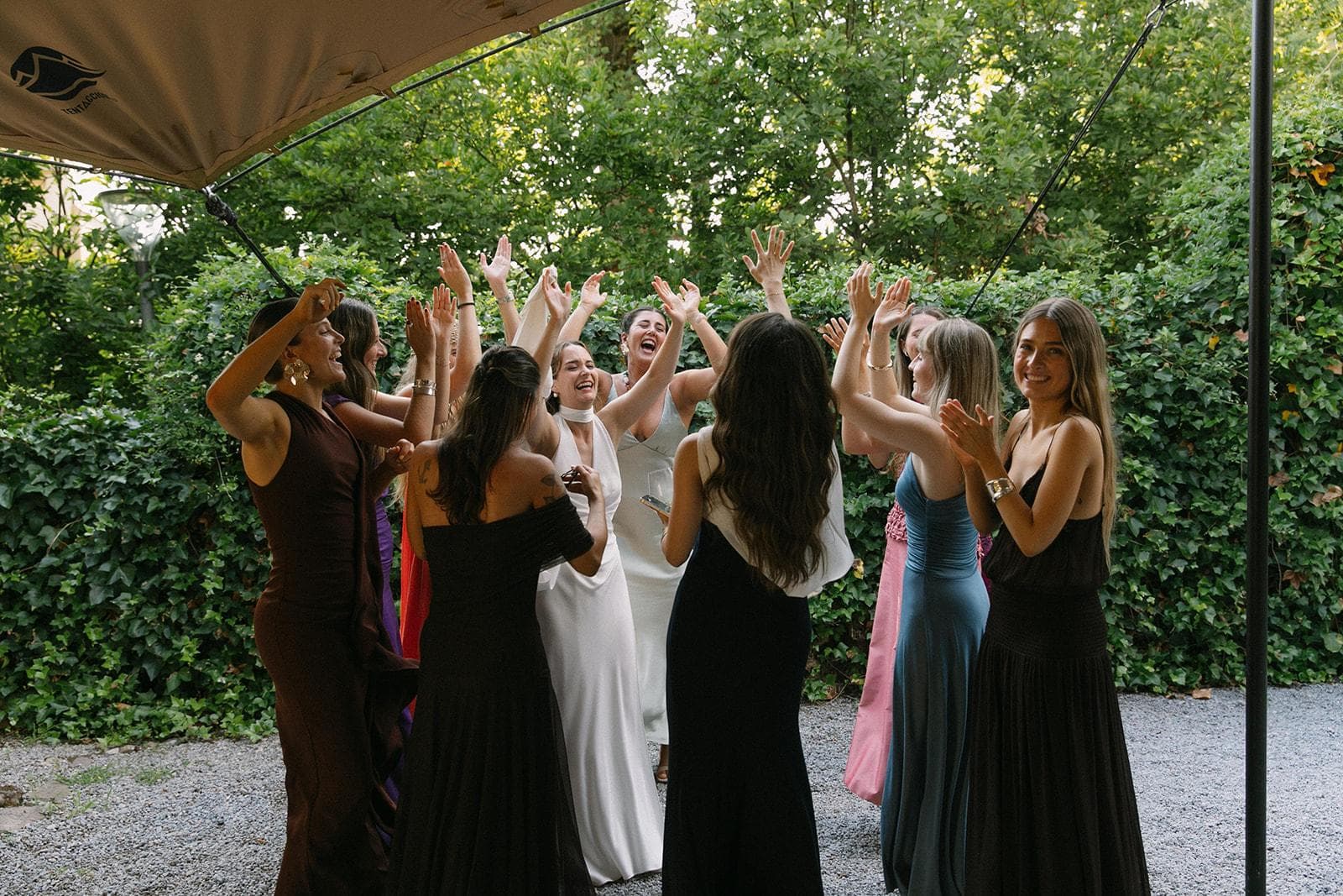 Novia celebrando con sus amigas en el jardín