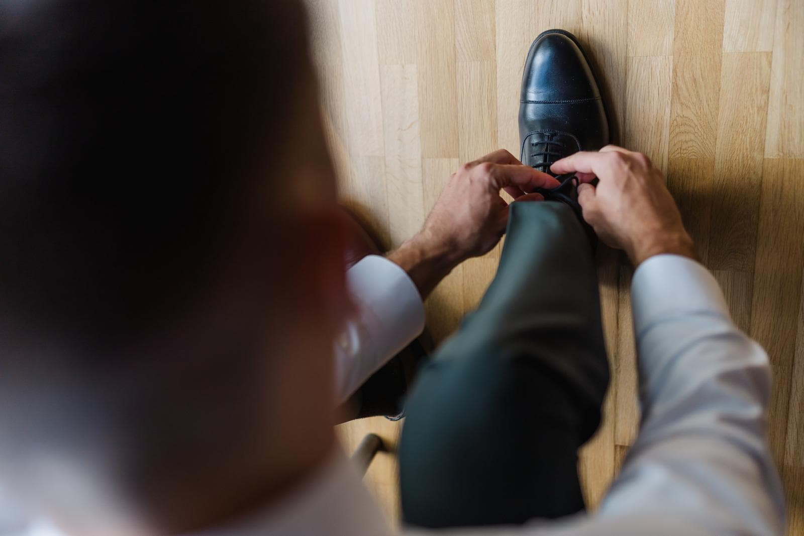 Novio atándose los zapatos